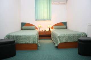 Отель Hotel Sir Orhideea Бухарест Стандартный двухместный номер с 2 отдельными кроватями-3