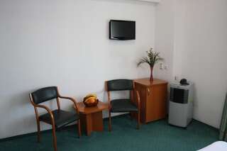 Отель Hotel Sir Orhideea Бухарест Стандартный двухместный номер с 2 отдельными кроватями-5