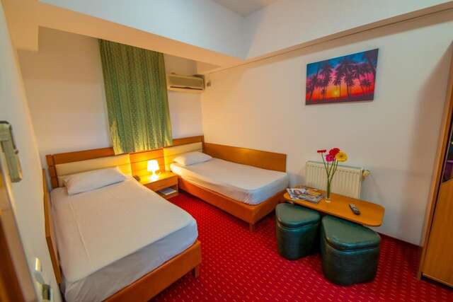 Отель Hotel Sir Orhideea Бухарест-17