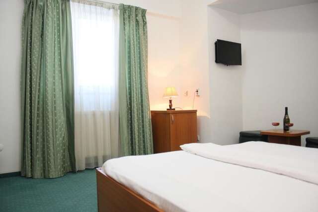 Отель Hotel Sir Orhideea Бухарест-37