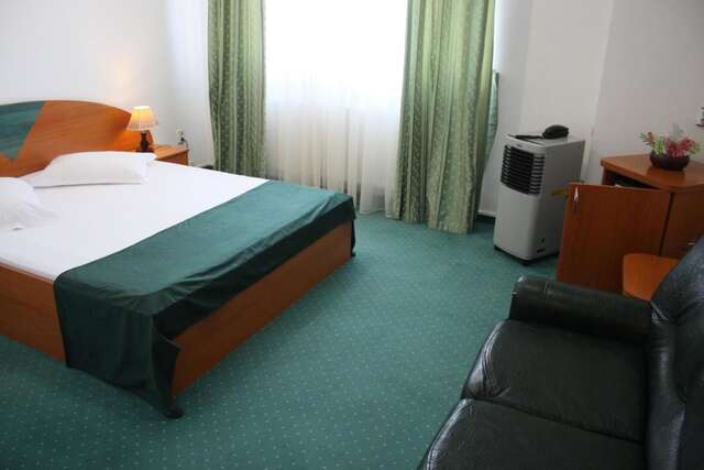 Отель Hotel Sir Orhideea Бухарест-38