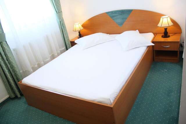 Отель Hotel Sir Orhideea Бухарест-42